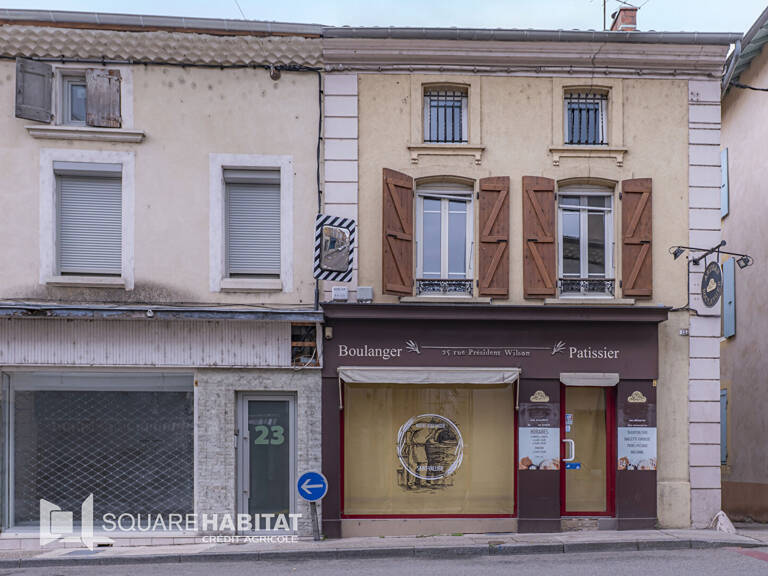 Idéal investisseur ou artisan !!! Immeuble de 160m² avec un magasin, deux appartements (de 75m² et 65m²) à rénover et cave en sous-sol — photo 1
