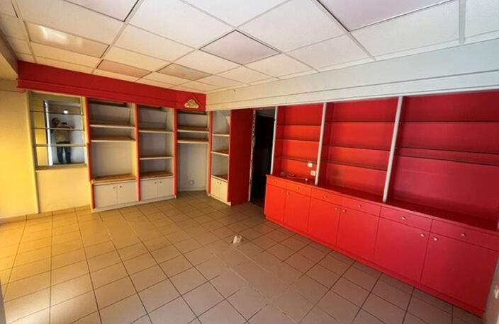 Idéal investisseur ou artisan !!! Immeuble de 160m² avec un magasin, deux appartements (de 75m² et 65m²) à rénover et cave en sous-sol — photo 2