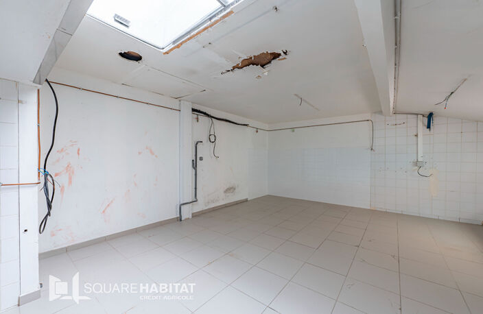 Idéal investisseur ou artisan !!! Immeuble de 160m² avec un magasin, deux appartements (de 75m² et 65m²) à rénover et cave en sous-sol — photo 3