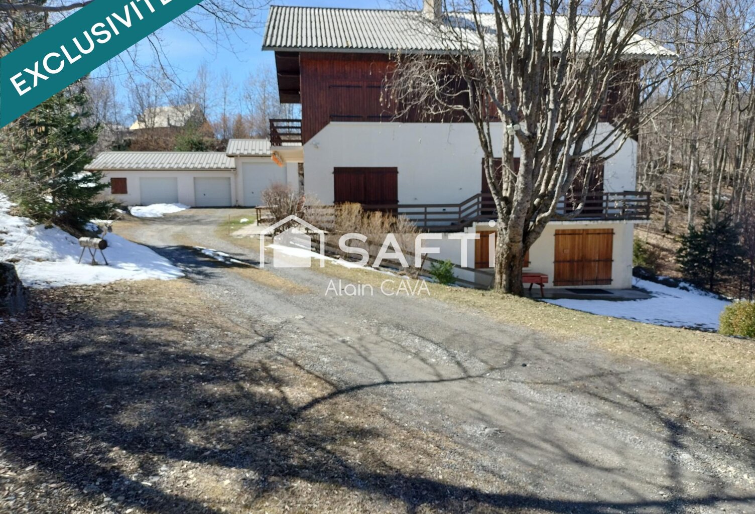 Maison de 270m² sur 2 niveaux avec terrasse, garages sur 4900m² de terrain — photo 1