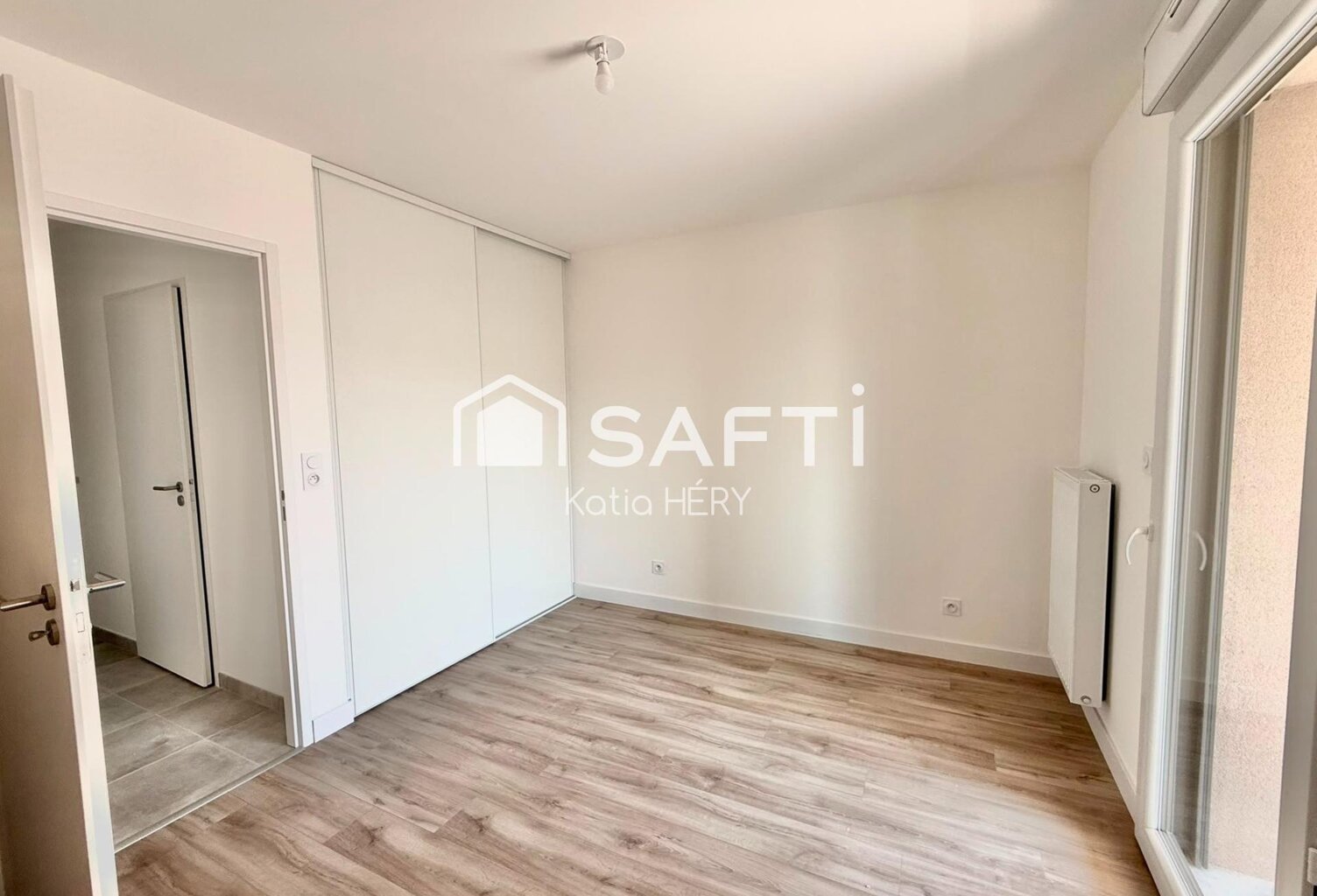 APPARTEMENT AVEC BALCON, CAVE, 2 PARKINGS — photo 1