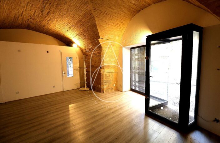 Local commercial — photo 2