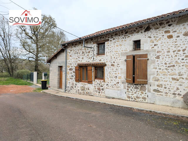 MAISON DE BOURG AVEC DEUX CHAMBRES ET JARDIN — photo du bien