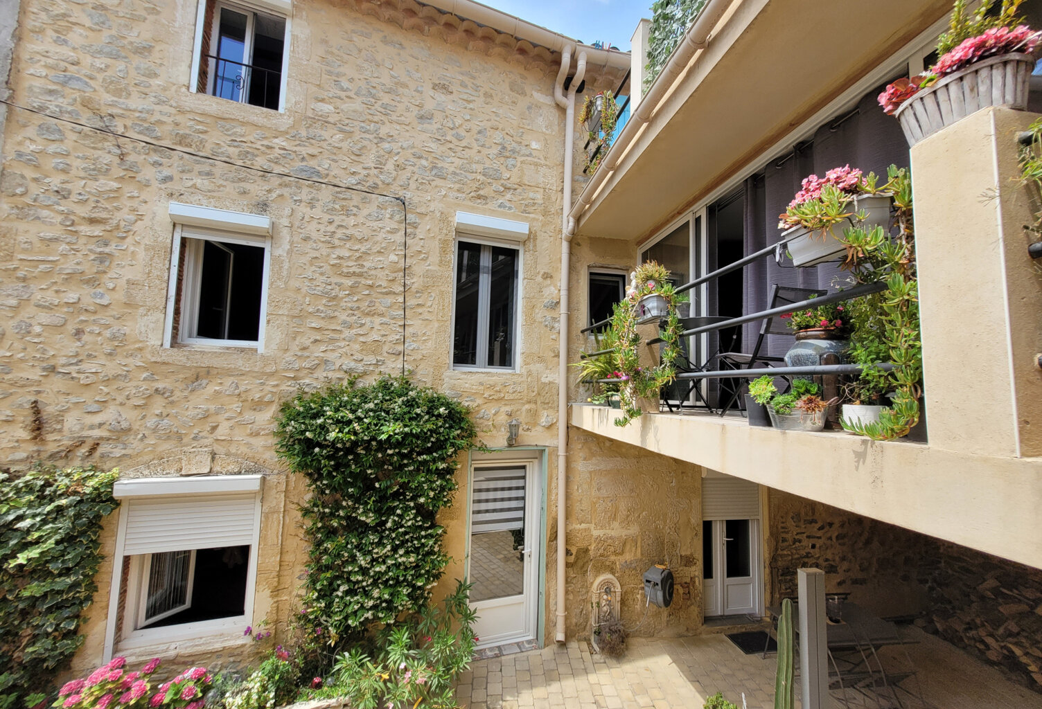 Maison de village en pierres apparentes — photo 1