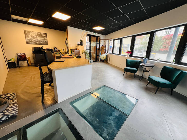 Local professionnel de 104 m2 Pont des Demoiselles / Busca — photo 1
