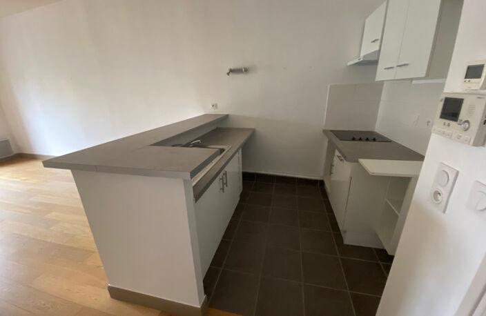 Nîmes Écusson / Maison Carrée — Appartement T3 de caractère — photo 2