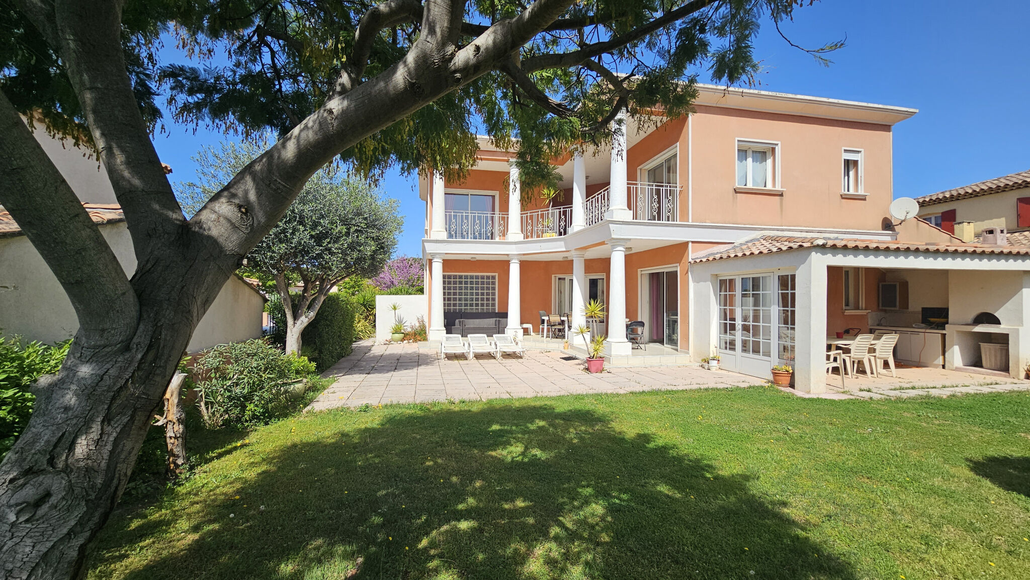 Villa / Maison  T6 à vendre Saint-Cyr-sur-Mer 83270