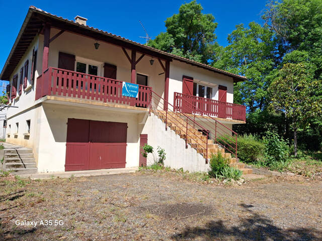 Maison L Isle Jourdain sur presque 3590 m² de terrain — photo du bien