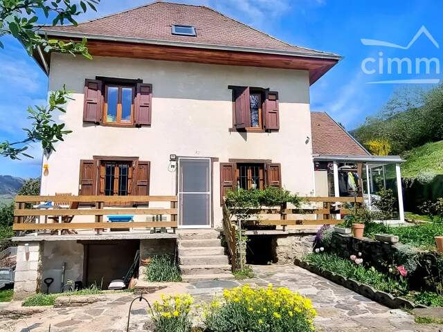 A VENDRE - THEYS - Maison en pierre 4 chambres, dépendances et t — photo du bien