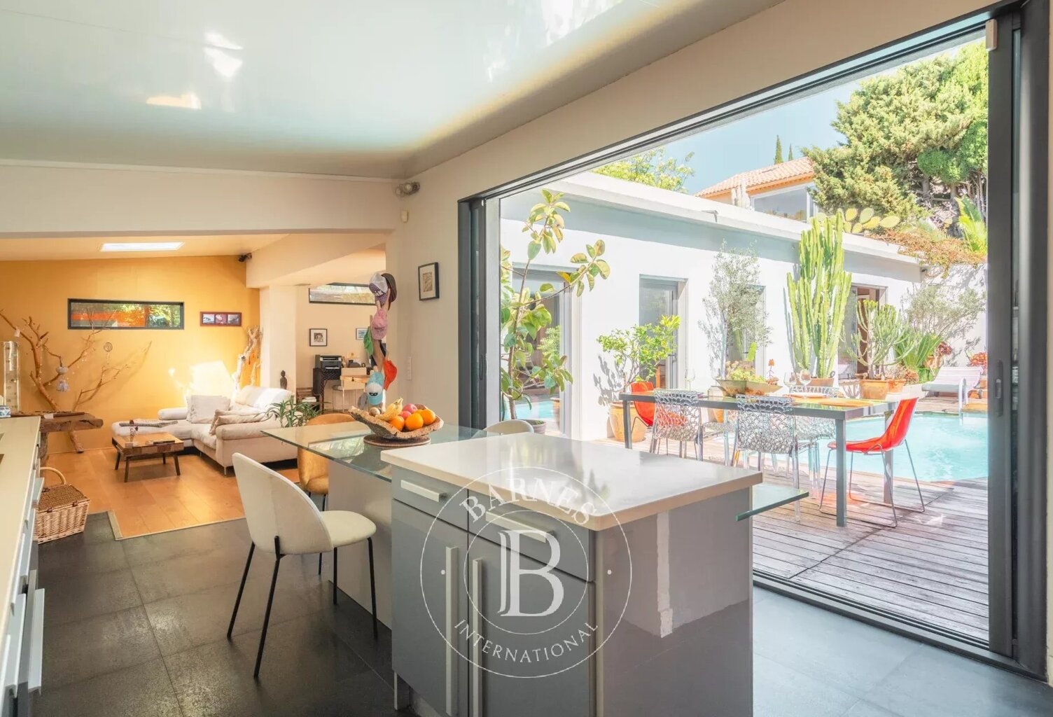 VENTE - CASSIS - CENTRE - MAISON - 3 CHAMBRES - PISCINE - STATIO — photo 1