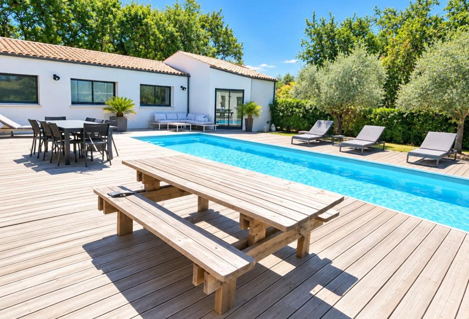 Maison Contemporaine de plain-pied de 214 m² ( 6 chambres) garage, piscine chauffée , jardin arboré, 25 mn' de LA ROCHELLE et de 15 mn' Gare de SURGERES — photo 1