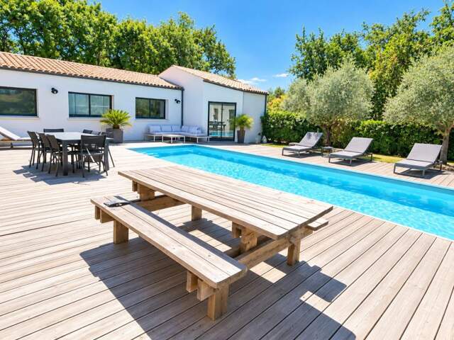 Maison Contemporaine de plain-pied de 214 m² ( 6 chambres) garage, piscine chauffée , jardin arboré, 25 mn' de LA ROCHELLE et de 15 mn' Gare de SURGERES — photo du bien