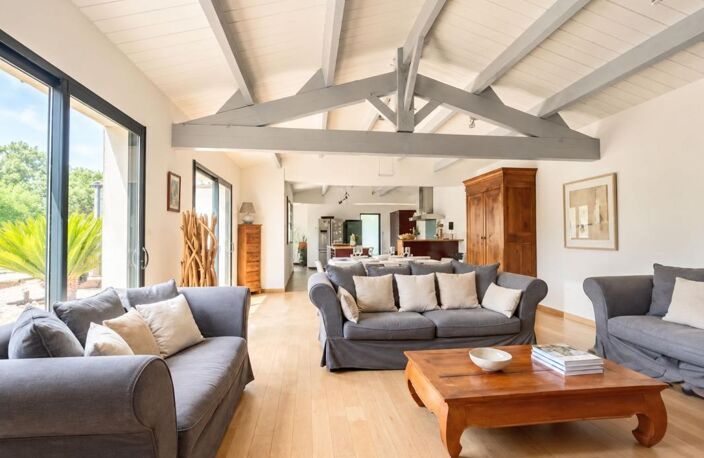 Maison Contemporaine de plain-pied de 214 m² ( 6 chambres) garage, piscine chauffée , jardin arboré, 25 mn' de LA ROCHELLE et de 15 mn' Gare de SURGERES — photo 4