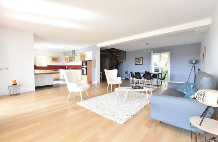 Grande maison familiale avec piscine '- idéale installation rapide cadres mutés - A 20 min de Lyon via A450 - DPE : B — photo 2
