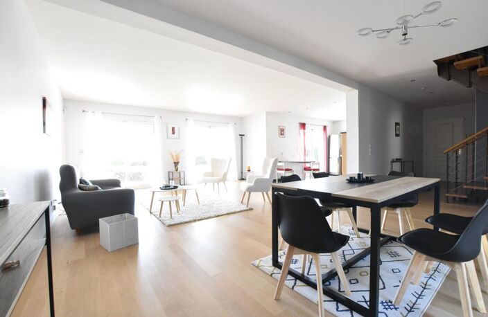 Grande maison familiale avec piscine '- idéale installation rapide cadres mutés - A 20 min de Lyon via A450 - DPE : B — photo 3