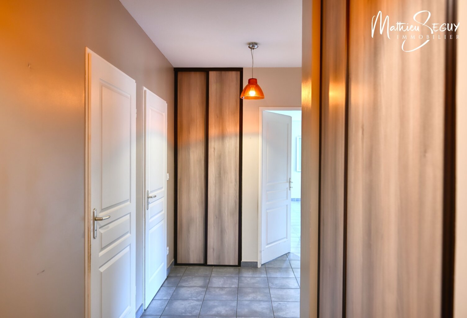 YZERON - Agréable appartement grand T3 avec balcon et vue  + stationnement dans garage fermé — photo 1