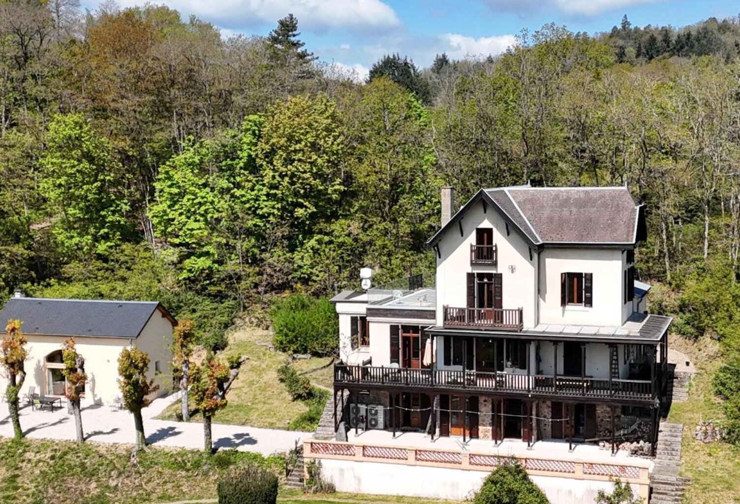 Propriété de 315 m² avec vue dégagée sur 1,67 ha de terrain avec piscine et maison d'amis — photo 1