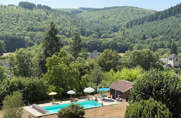 Propriété de 315 m² avec vue dégagée sur 1,67 ha de terrain avec piscine et maison d'amis — photo 2
