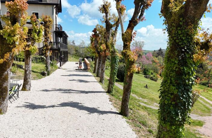 Propriété de 315 m² avec vue dégagée sur 1,67 ha de terrain avec piscine et maison d'amis — photo 4
