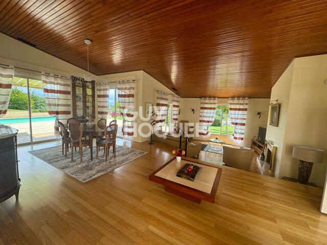 Maison d'architecte avec piscine et parc — photo du bien