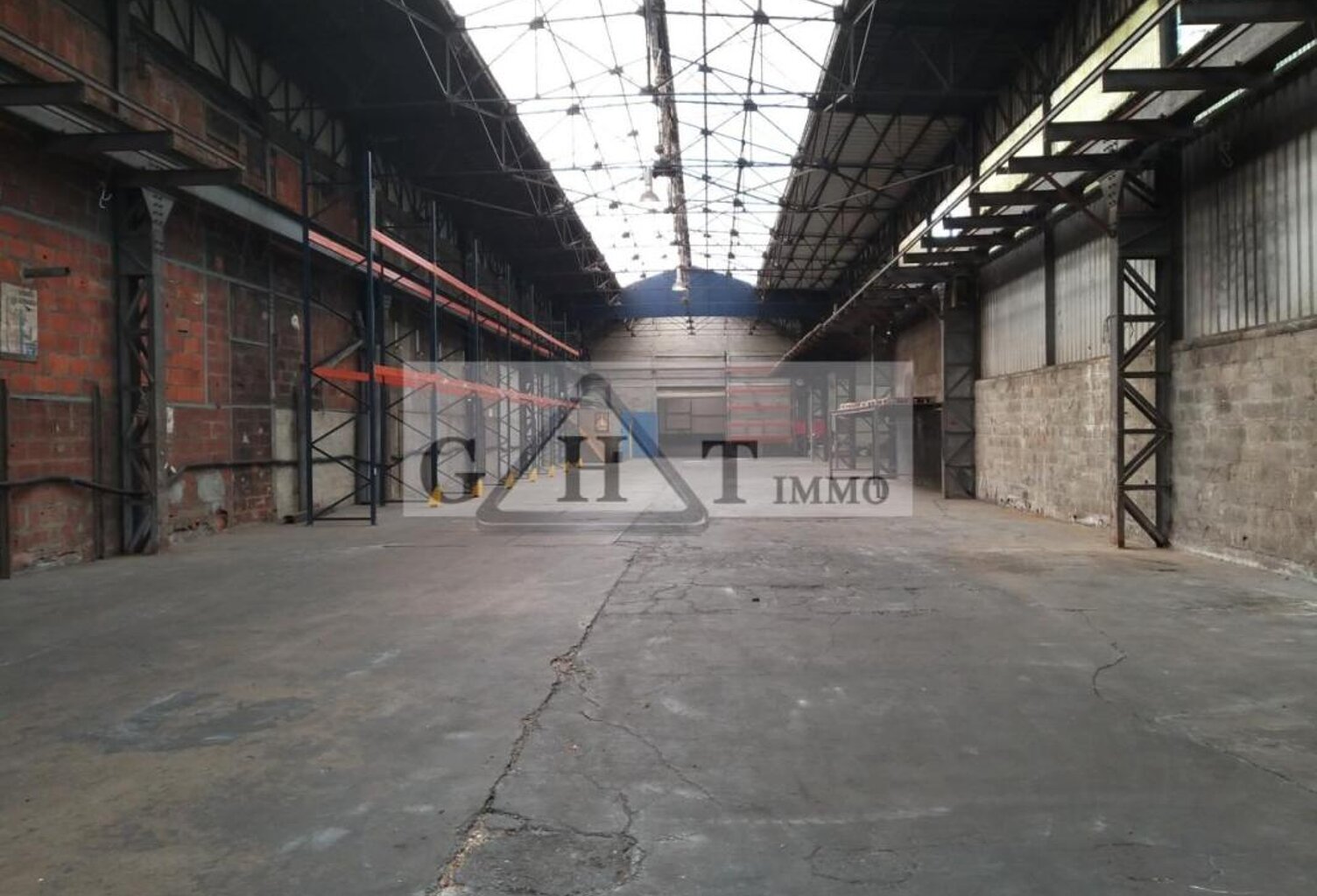 ENTREPÔT-BUREAUX À VENDRE SUR POMMEUSE — photo 1