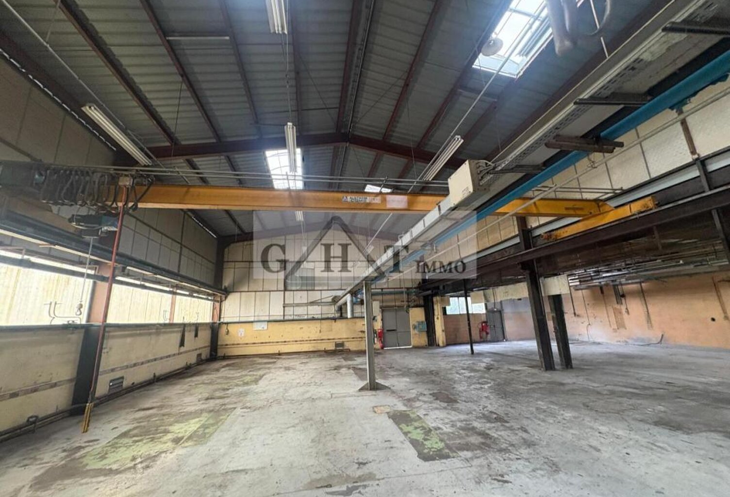 ENTREPOT 3700 M² A VENDRE A VAUX LE PENIL — photo 1
