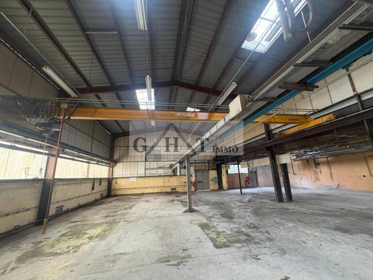 ENTREPOT 3700 M² A VENDRE A VAUX LE PENIL — photo 1