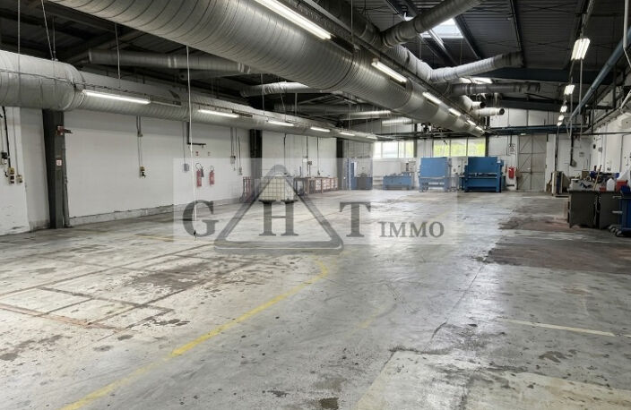 ENTREPOT 3700 M² A VENDRE A VAUX LE PENIL — photo 2