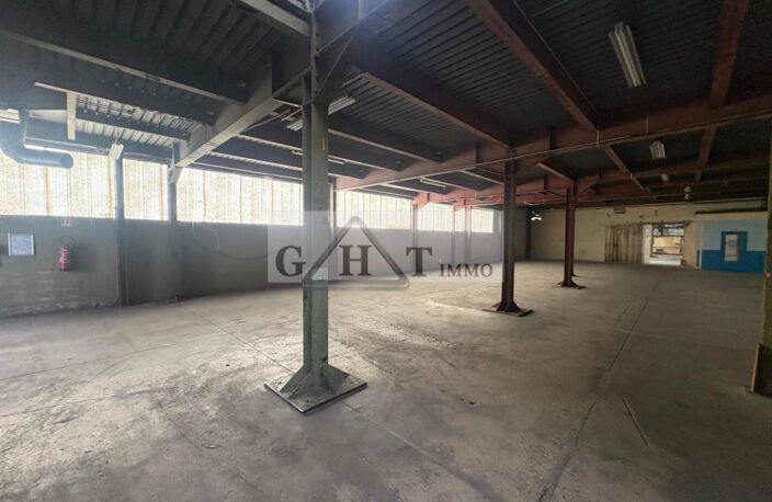 ENTREPOT 3700 M² A VENDRE A VAUX LE PENIL — photo 3