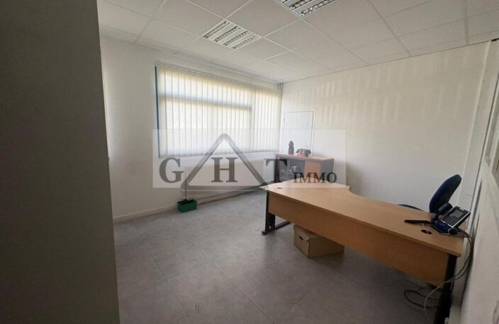 ENTREPOT 3700 M² A VENDRE A VAUX LE PENIL — photo 4