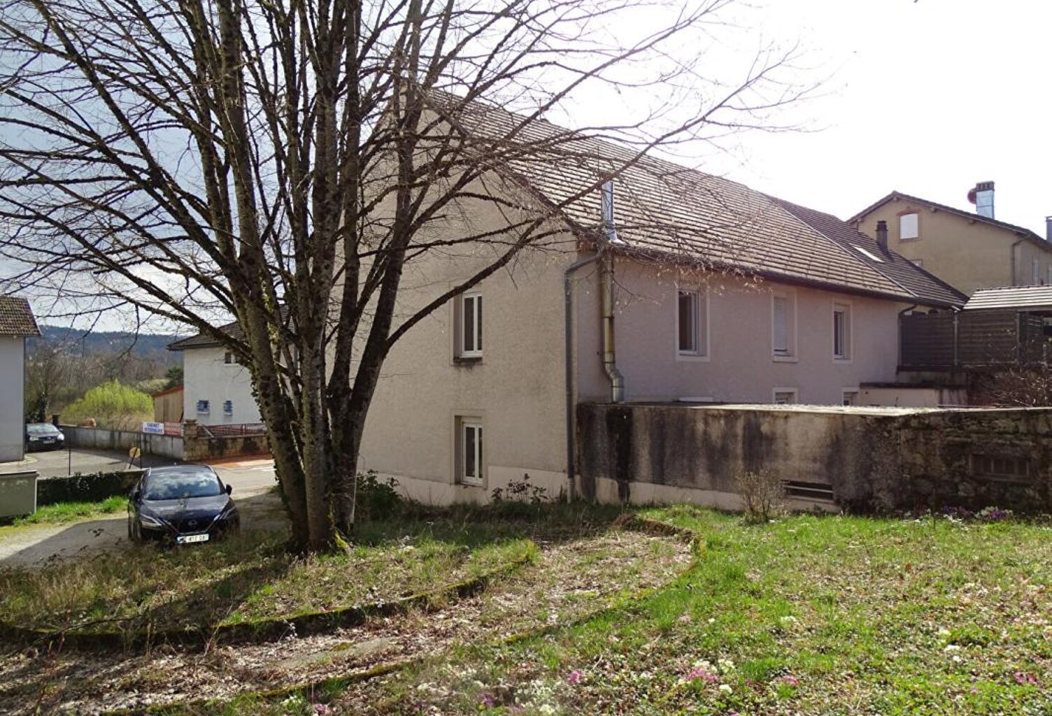 Immeuble comprenant 4 appartements + caves, jardin et parkings — photo 1