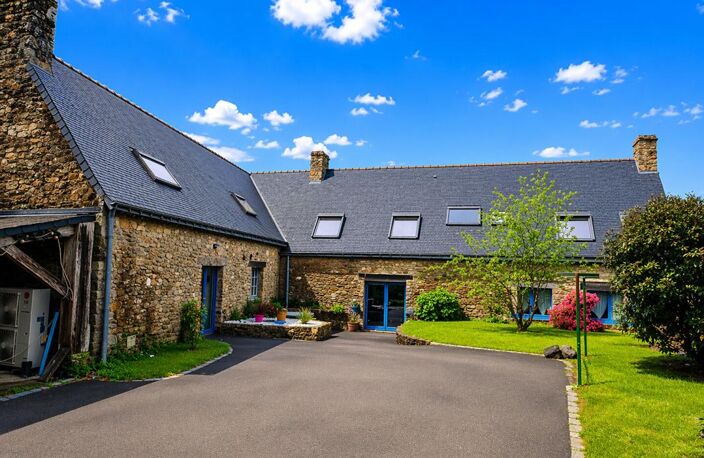 Longère de charme rénovée - 215 m² habitables + dépendances - Terrain 1 488 m²  -  15 min de Lorient et 20 min des plages - Morbihan - Environnement calme - Exposition plein sud — photo 2