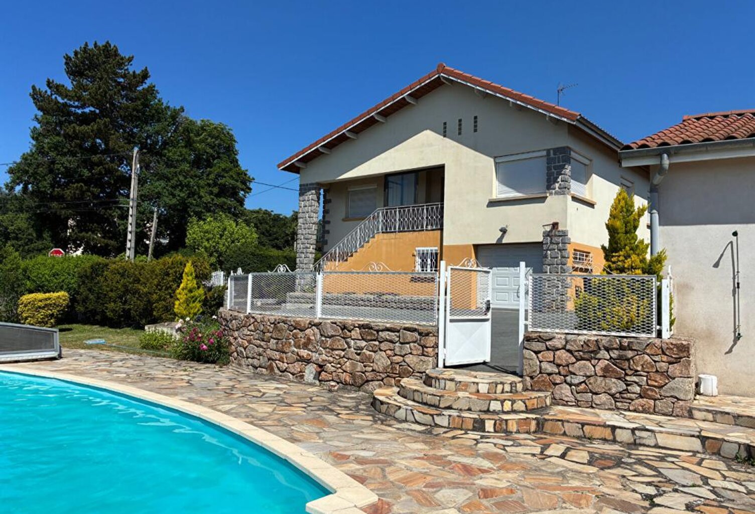Unieux 42240 maison individuelle des années 70 sur sous sol complet 131m² habitables 4 chambres 3 garages 1 piscine sur 1190m² de terrain — photo 1