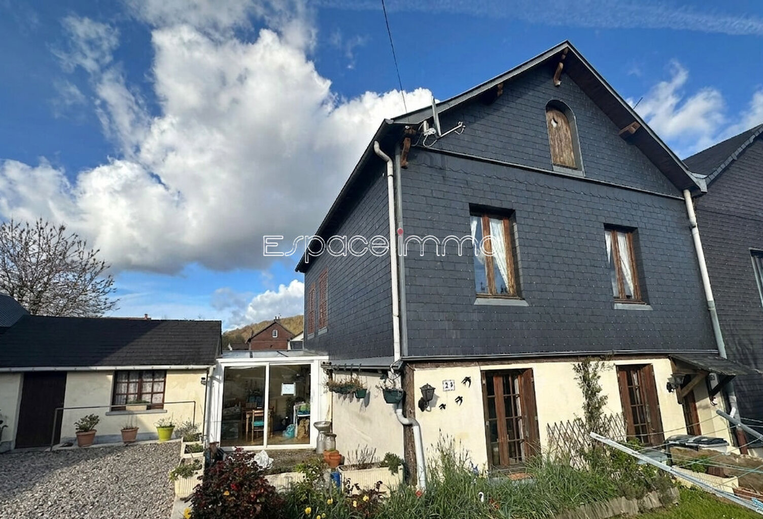 Maison mitoyenne d'un côté - 104m² - 4 chambres - Centre de MONTVILLE - 257m² de terrain — photo 1