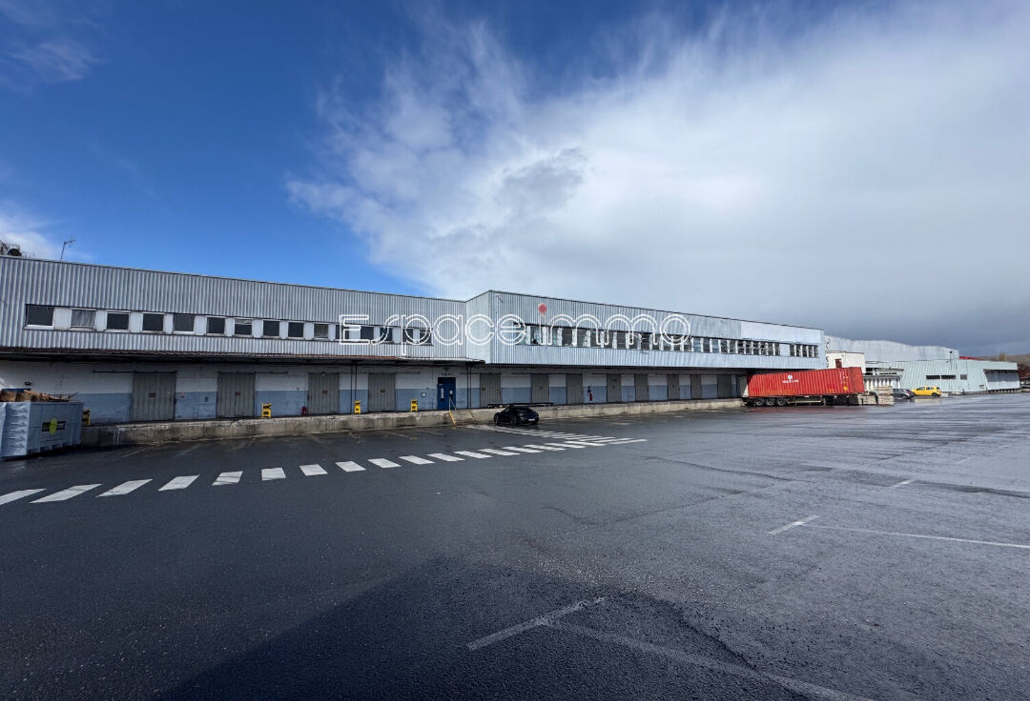 ENSEMBLE IMMOBILIER D'ACTIVITE TRANSPORTEUR - BUREAUX - DEPOTS - ENTREPOTS - PARKING - GRAVIGNY - 9000 m² — photo 1