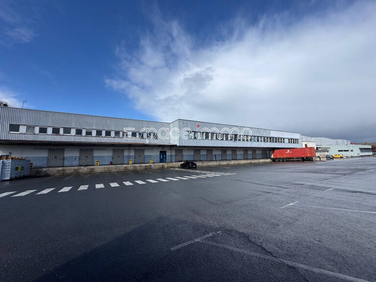 ENSEMBLE IMMOBILIER D'ACTIVITE TRANSPORTEUR - BUREAUX - DEPOTS - ENTREPOTS - PARKING - GRAVIGNY - 9000 m² — photo 1