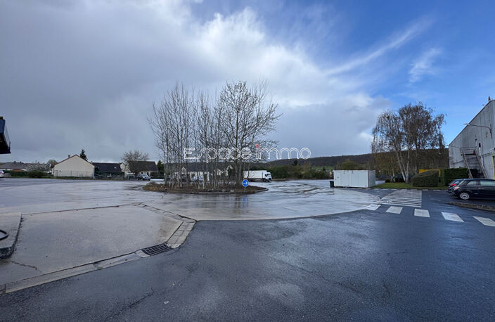 ENSEMBLE IMMOBILIER D'ACTIVITE TRANSPORTEUR - BUREAUX - DEPOTS - ENTREPOTS - PARKING - GRAVIGNY - 9000 m² — photo 2