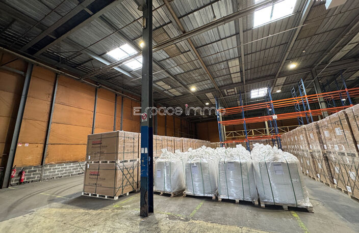 ENSEMBLE IMMOBILIER D'ACTIVITE TRANSPORTEUR - BUREAUX - DEPOTS - ENTREPOTS - PARKING - GRAVIGNY - 9000 m² — photo 5