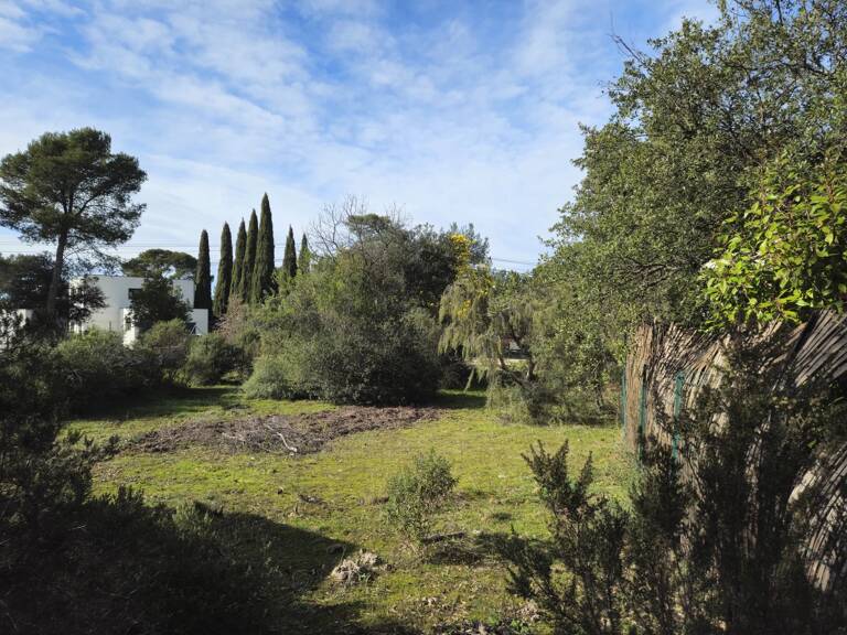 Beau terrain constructible au Cannet-des-Maures — photo 1