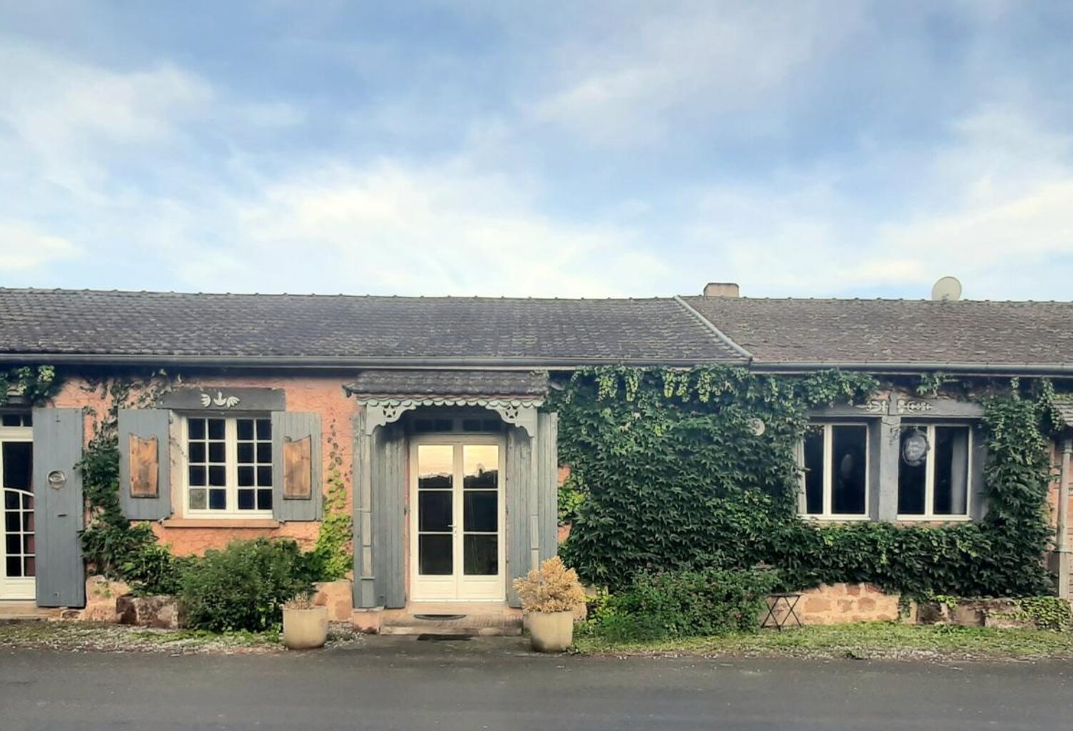 Propriété de caractère avec grange, dépendances et fort potentiel d'aménagement — photo 1