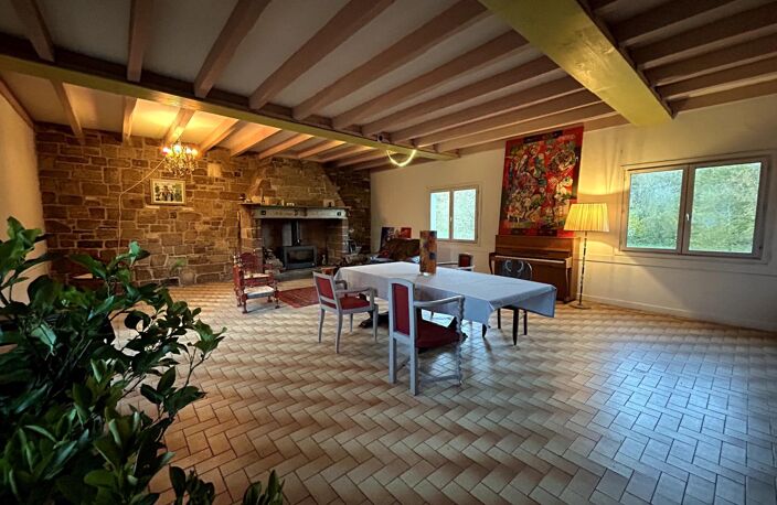 Propriété de caractère avec grange, dépendances et fort potentiel d'aménagement — photo 2