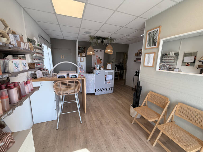 Local commercial À Mauguio (34), de 60m2 avec parking — photo 1