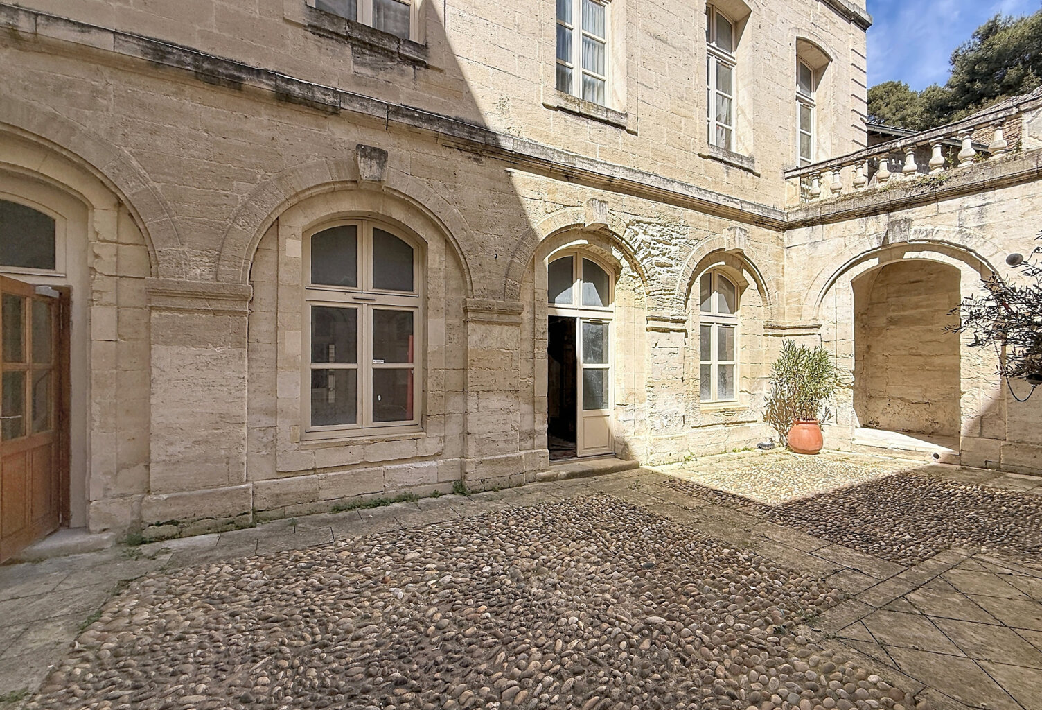Appartement à rénover dans un ancien hôtel particulier — photo 1