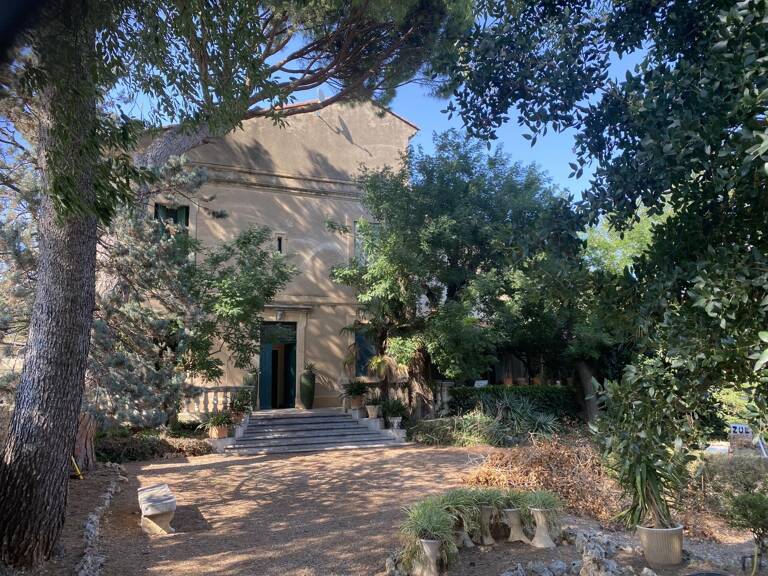 grande batisse  de charme occupée sur l'ouest de la métropole de Montpellier avec un joli parc une résidence exceptionnelle aux portes de Montpellier — photo 1