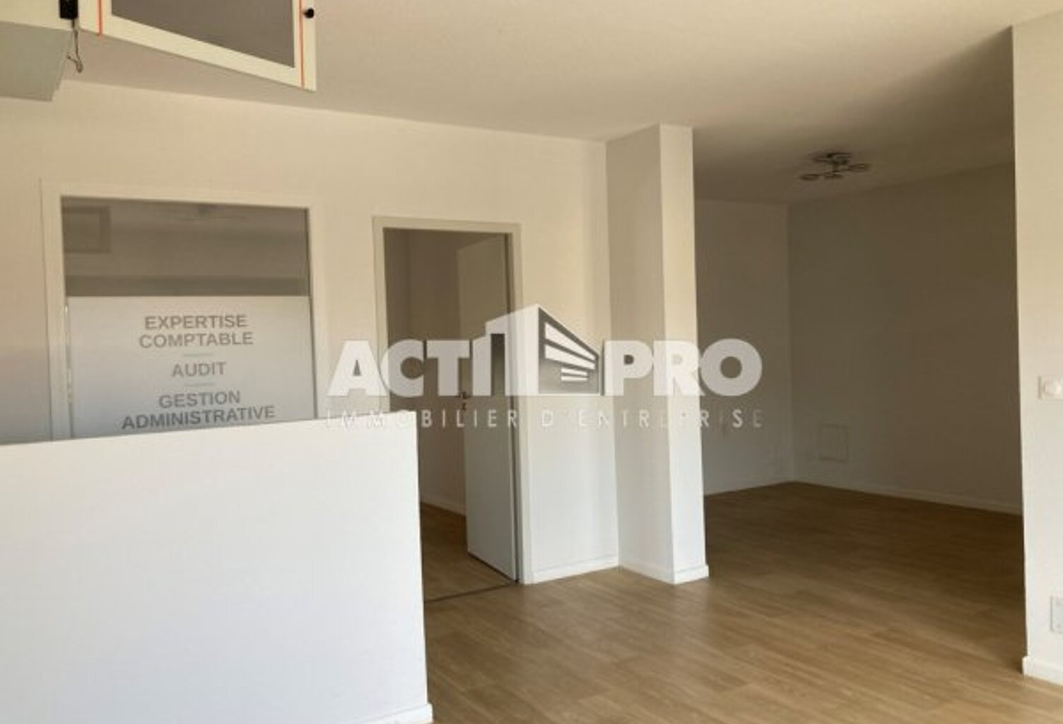 Bureaux à louer — photo 1