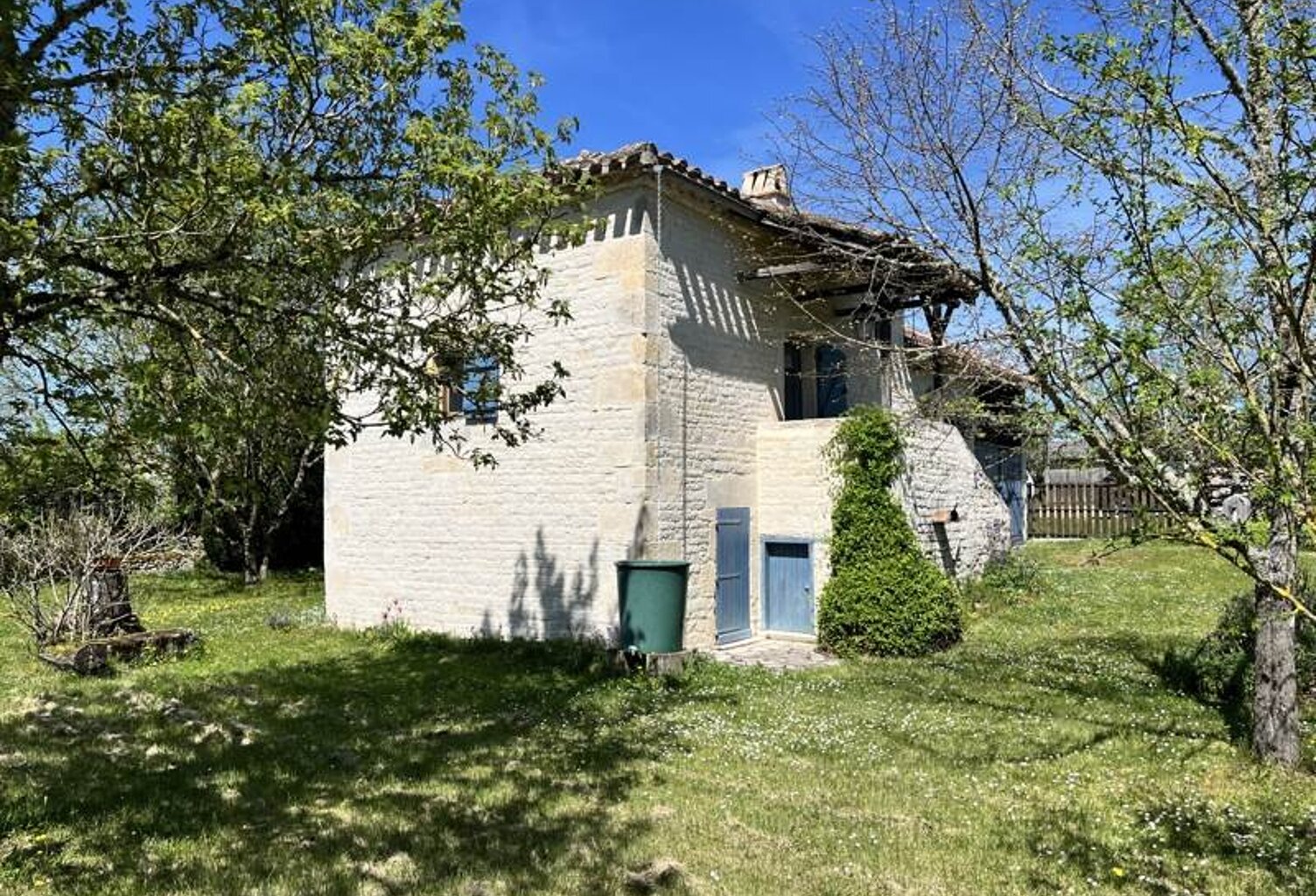 Maison en pierre de 3 pièces principales — photo 1