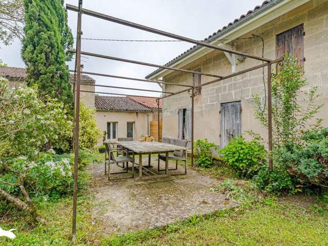 Maison en pierre de 5 pièces principales — photo du bien