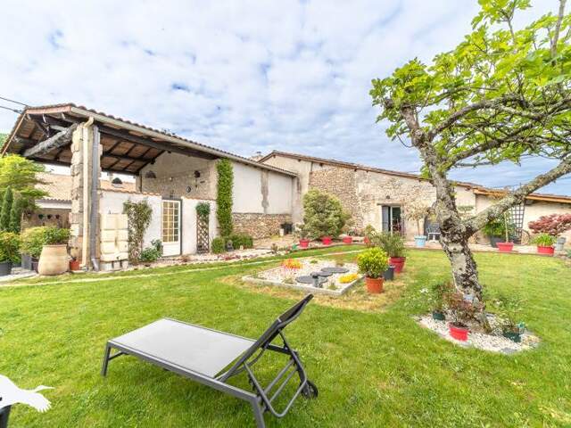 Maison en pierre de 5 pièces principales — photo du bien