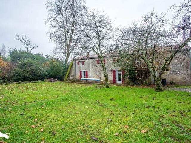 Maison en pierre de 8 pièces principales — photo du bien