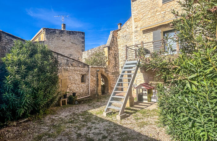 Secteur Pont du Gard   Charme et potentiel au cœur d’un village paisible — photo 2